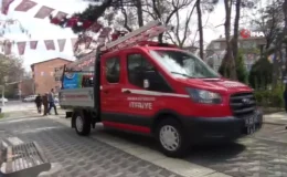 Ağaçta mahsur kalan kuşu itfaiye ekipleri kurtardı