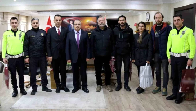 Ağrı İl Emniyet Müdürü, Başarılı Personeli Tebrik Ederek Ödüllendirdi