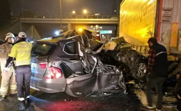 Bağcılar TEM Otoyolu’nda Tırın Altına Giren Otomobilde 1 Kişi Ağır Yaralandı