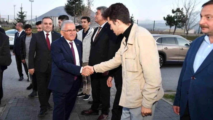 Başkan Büyükkılıç, Erciyes Üniversitesi öğrencileri ile iftarda buluştu
