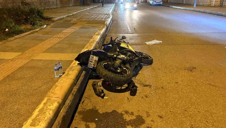 İskenderun’da hafif ticari araç ile motosiklet çarpıştı: 2 yaralı