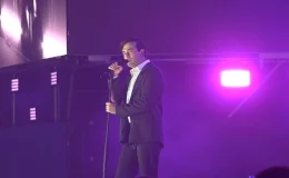 Adana’da Uluslararası Portakal Çiçeği Karnavalı’nda Mert Demir konser verdi