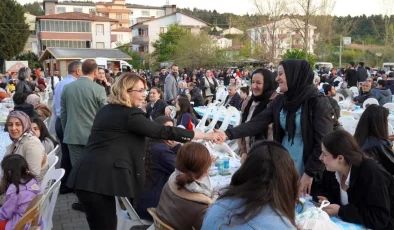 Altınova Belediyesi tarafından düzenlenen iftarda 4 bin kişi bir araya geldi