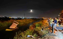 Antalya’da kontrolden çıkan otomobil su kanalına uçtu, sürücü kaçtı