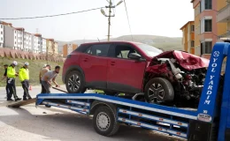 Bayburt’ta İki Otomobilin Çarpıştığı Kaza Güvenlik Kamerasına Yansıdı