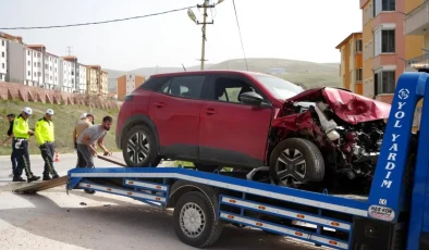 Bayburt’ta İki Otomobilin Çarpıştığı Kaza Güvenlik Kamerasına Yansıdı
