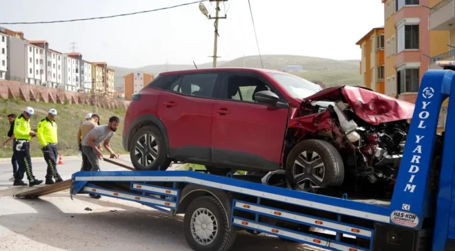 Bayburt’ta İki Otomobilin Çarpıştığı Kaza Güvenlik Kamerasına Yansıdı