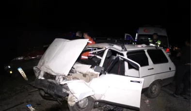 Çanakkale’de kafa kafaya çarpışan otomobillerde 8 kişi yaralandı