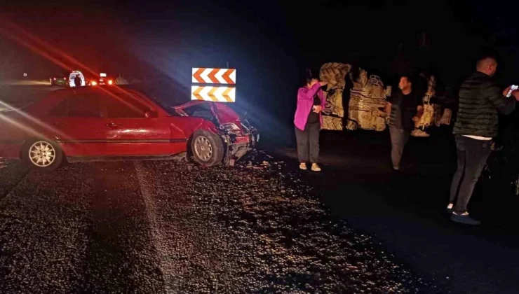Çanakkale’de otomobil traktöre çarptı: 2 yaralı