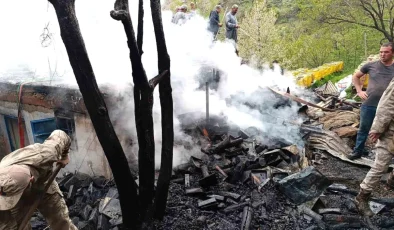 Erzincan’ın Kemaliye ilçesinde çıkan yangında 1 ev kullanılamaz hale geldi