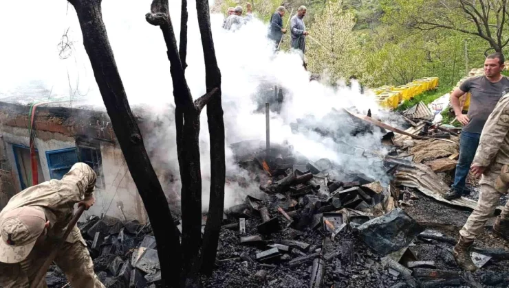 Erzincan’ın Kemaliye ilçesinde çıkan yangında 1 ev kullanılamaz hale geldi