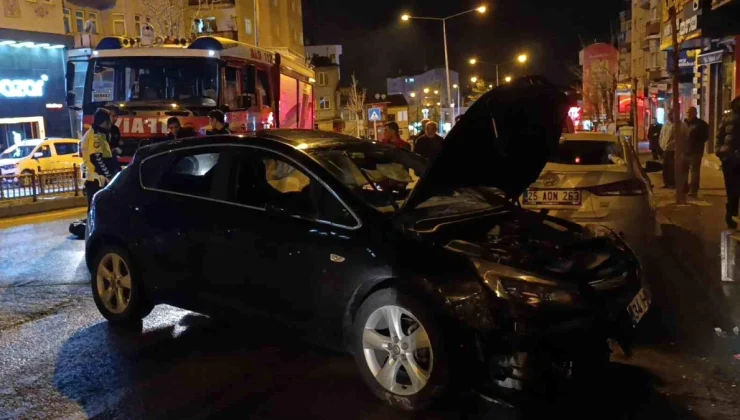 Erzurum’da Otomobil Trafoya Çarptı: 2 Yaralı