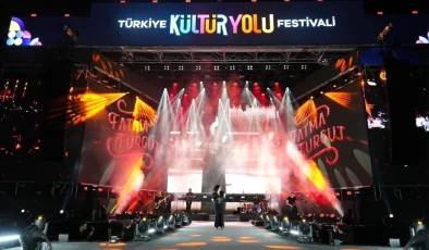 Fatma Turgut, Adana’da Uluslararası Portakal Çiçeği Karnavalı’nda konser verdi