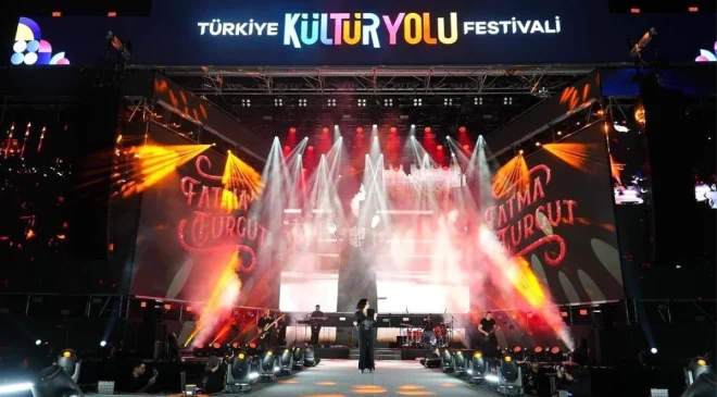 Fatma Turgut, Adana’da Uluslararası Portakal Çiçeği Karnavalı’nda konser verdi