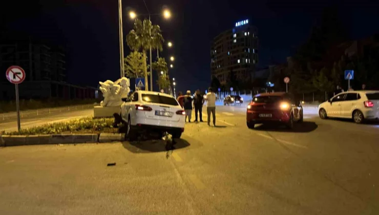 Mersin’de kontrolsüz kavşakta çarpışma: 5 kişi yaralandı