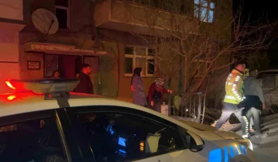Nevşehir’de Kontrolden Çıkan Otomobil Bahçe Duvarını Aşarak Devrildi