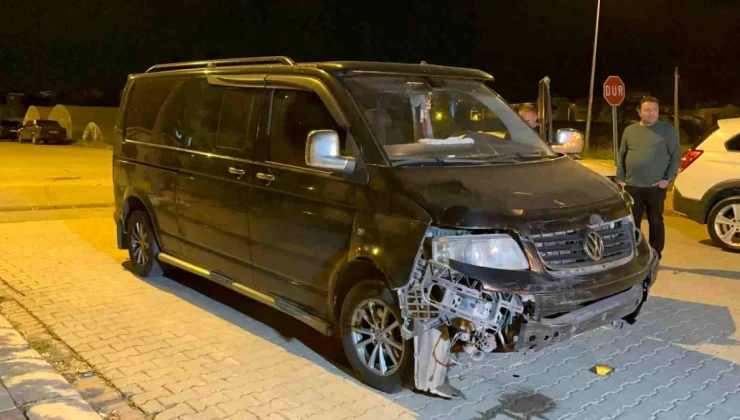 Uşak’ta Minibüs ile Hafif Ticari Araç Çarpıştı: Karı Koca Yaralandı