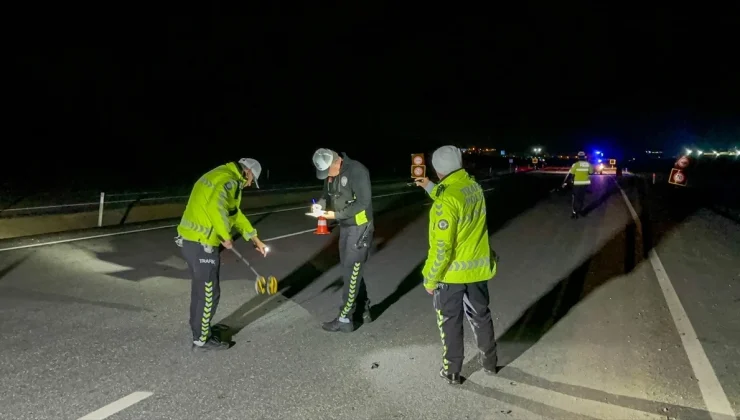 Uşak’ta Yolun Karşısına Geçmeye Çalışan Kişi İki Otomobilin Çarpması Sonucu Hayatını Kaybetti