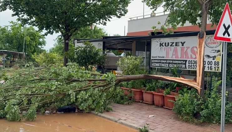 Adana’da sağanak nedeniyle yollar su birikintileriyle dolu, araçlar mahsur kaldı