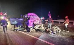 Antalya’da odun yüklü kamyona arkadan çarpan kamyonetin sürücüsü yaralandı