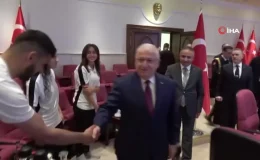 Bakan Güler, Yüksekova Belediyespor’un kadın futbolcularını ağırladı