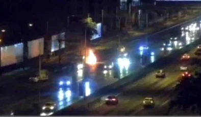 Kadıköy’de bir otomobil alev alarak yanmaya başladı