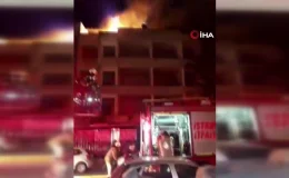 Kadıköy’de metruk bina alev alev yandı