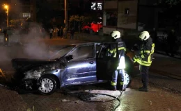 Kayseri’de Park Halindeki Otomobil Alev Aldı