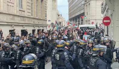 Paris’te Polis, Filistin Destekçisi Öğrencilere Biber Gazı Kullandı