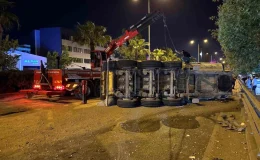 İzmir’de hafriyat kamyonunun dorsesi devrildi, sürücü yaralandı