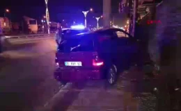 İzmit’te TIR’a çarpan otomobilde 4 kişi yaralandı