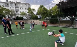 Ankara’nın Pursaklar Belediye Başkanı Ertuğrul Çetin, çocuklara ödüllü penaltı atışı yaptırdı