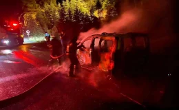 Burdur-Antalya Karayolu’nda Hafif Ticari Araçta Çıkan Yangın Sonucu Araç Kullanılamaz Hale Geldi