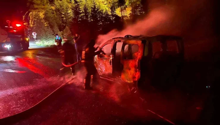 Burdur-Antalya Karayolu’nda Hafif Ticari Araçta Çıkan Yangın Sonucu Araç Kullanılamaz Hale Geldi